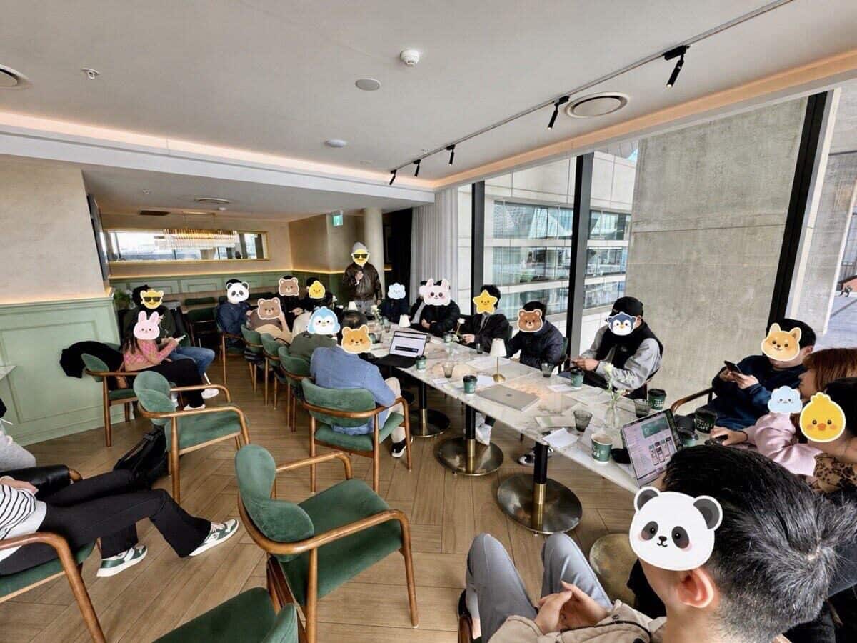 首场现场,一张长桌坐满了人