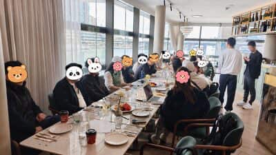 长桌尽头，两个人站在吧台边上说话