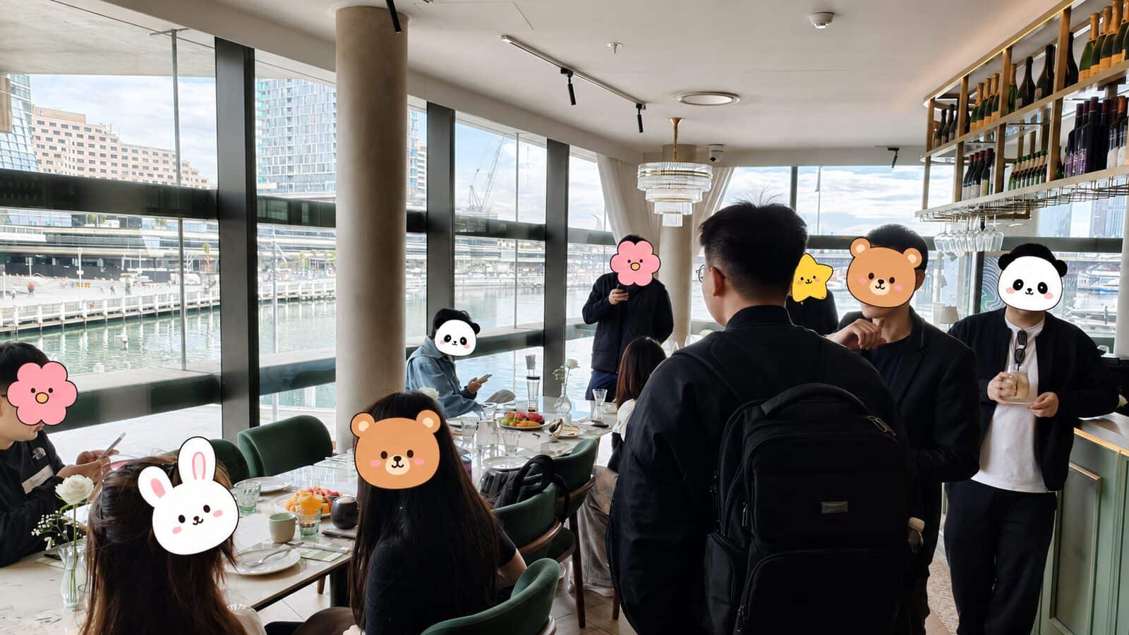 散场前后,有人还坐着聊,有人站在吧台边上