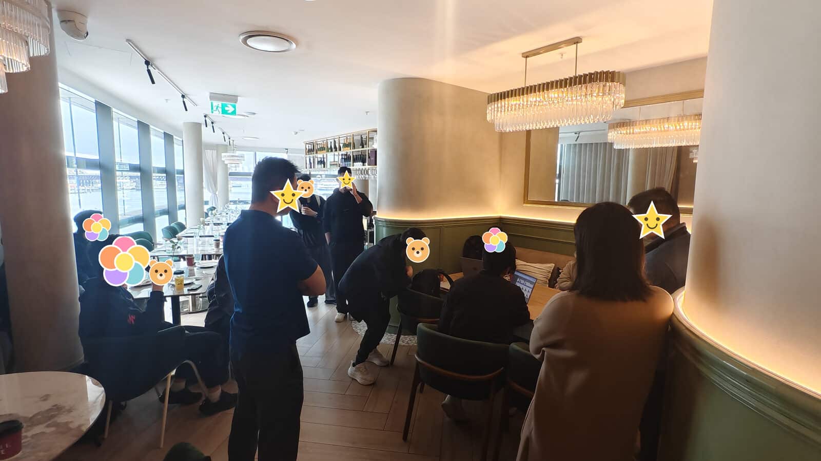长桌沿着落地窗摆开,窗外是达令港,有人已经在角落聊上了