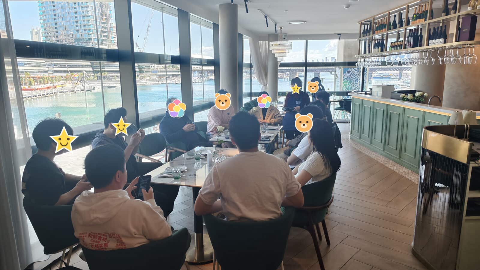 十点一刻,先到的人已经在靠窗那几张小桌坐下,窗外是达令港