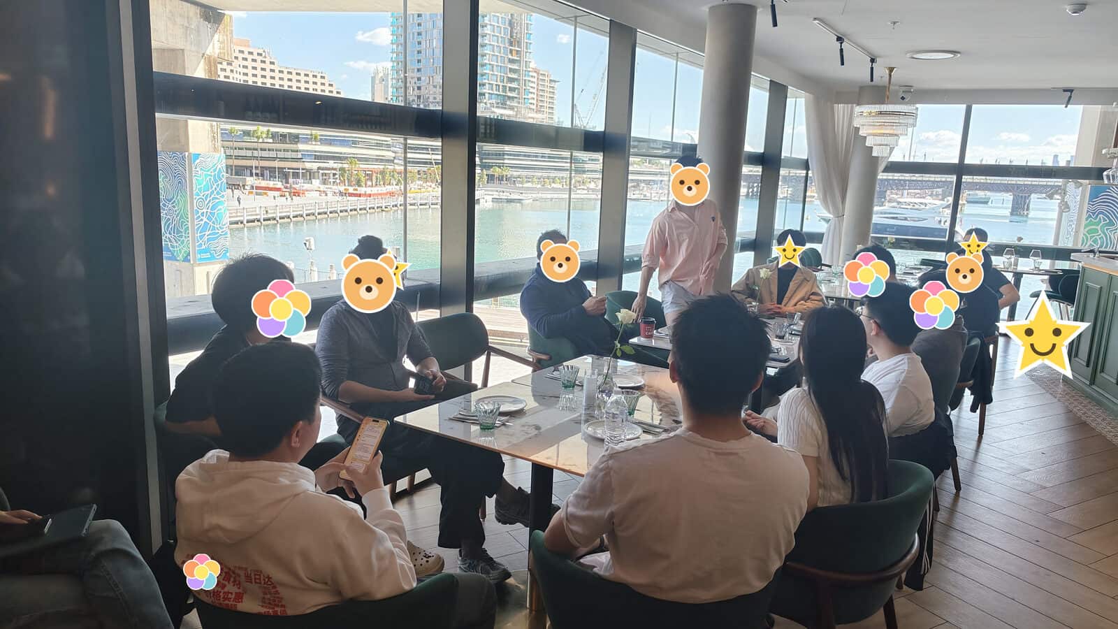 十点半前后,靠窗几桌都坐上了人,有人站在窗边讲话