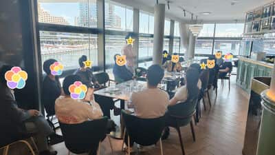 另一个角度的同一片场地，桌子沿着落地窗一路排开