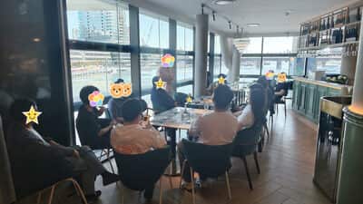 从柱子后面看过去，几张小桌都坐满了
