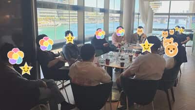 靠窗一排小桌，桌上摆着咖啡杯和水杯