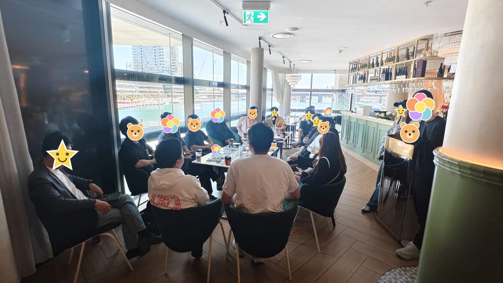十一点,几张桌子各自聊开,窗外是达令港