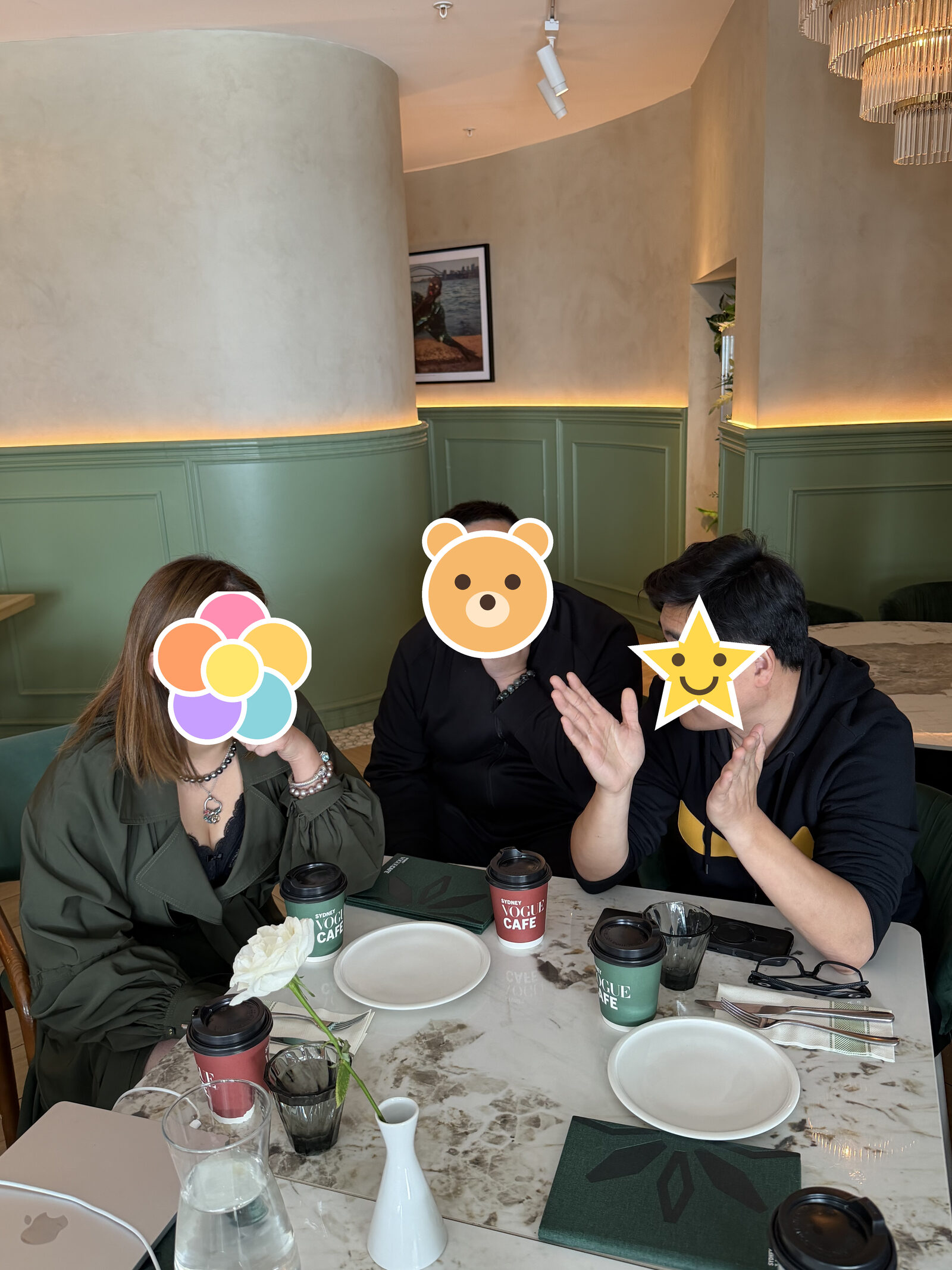 一张小桌上三个人,其中一个正比划着说话