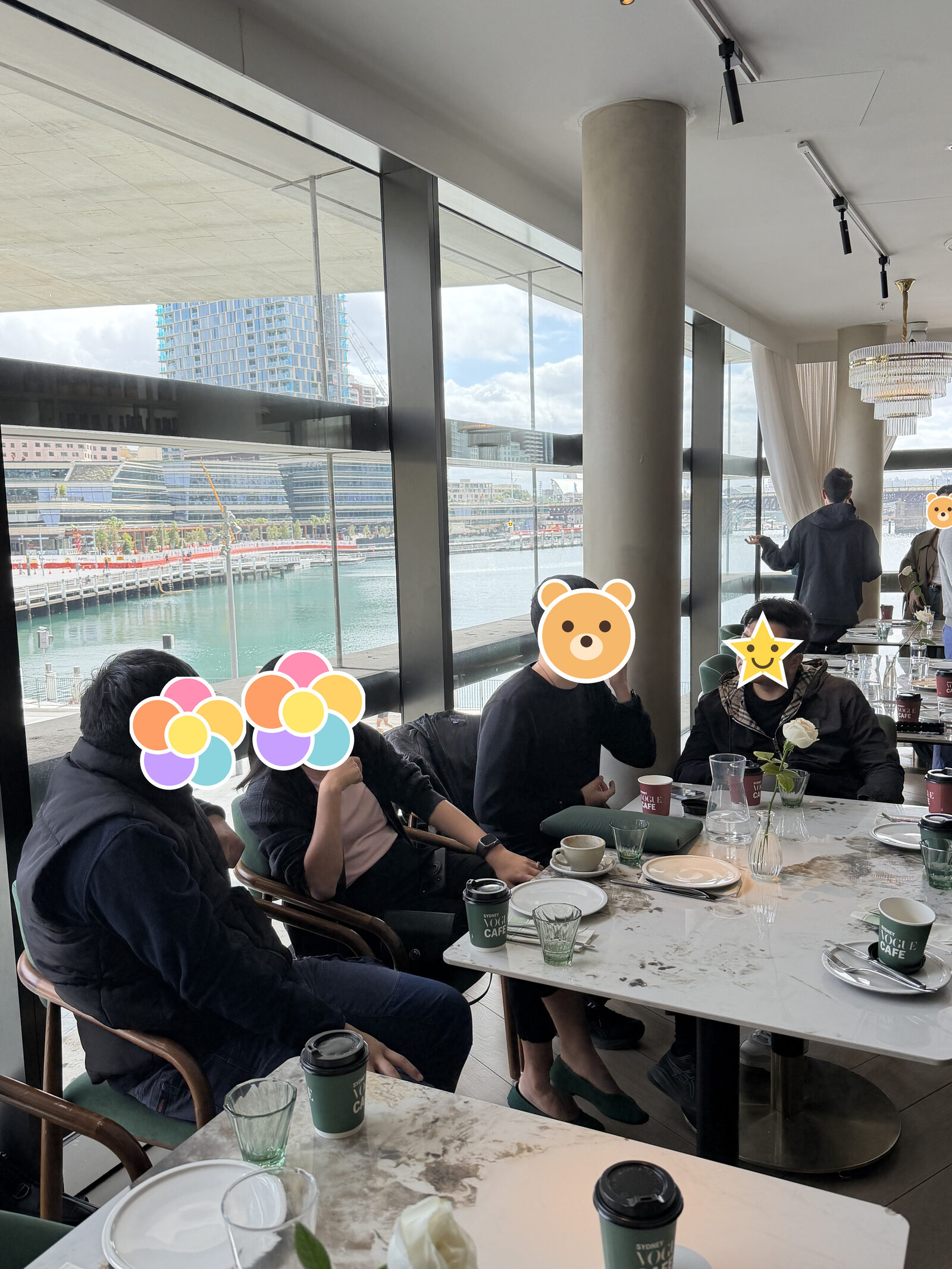 靠窗的小桌,几个人围坐着,窗外是水