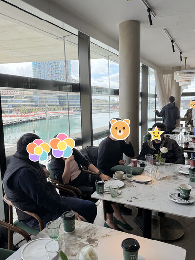 靠窗的小桌，几个人围坐着，窗外是水
