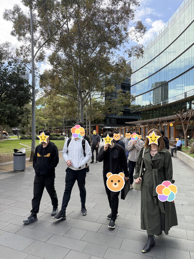散场后一群人走在外面，身后是玻璃幕墙的大楼