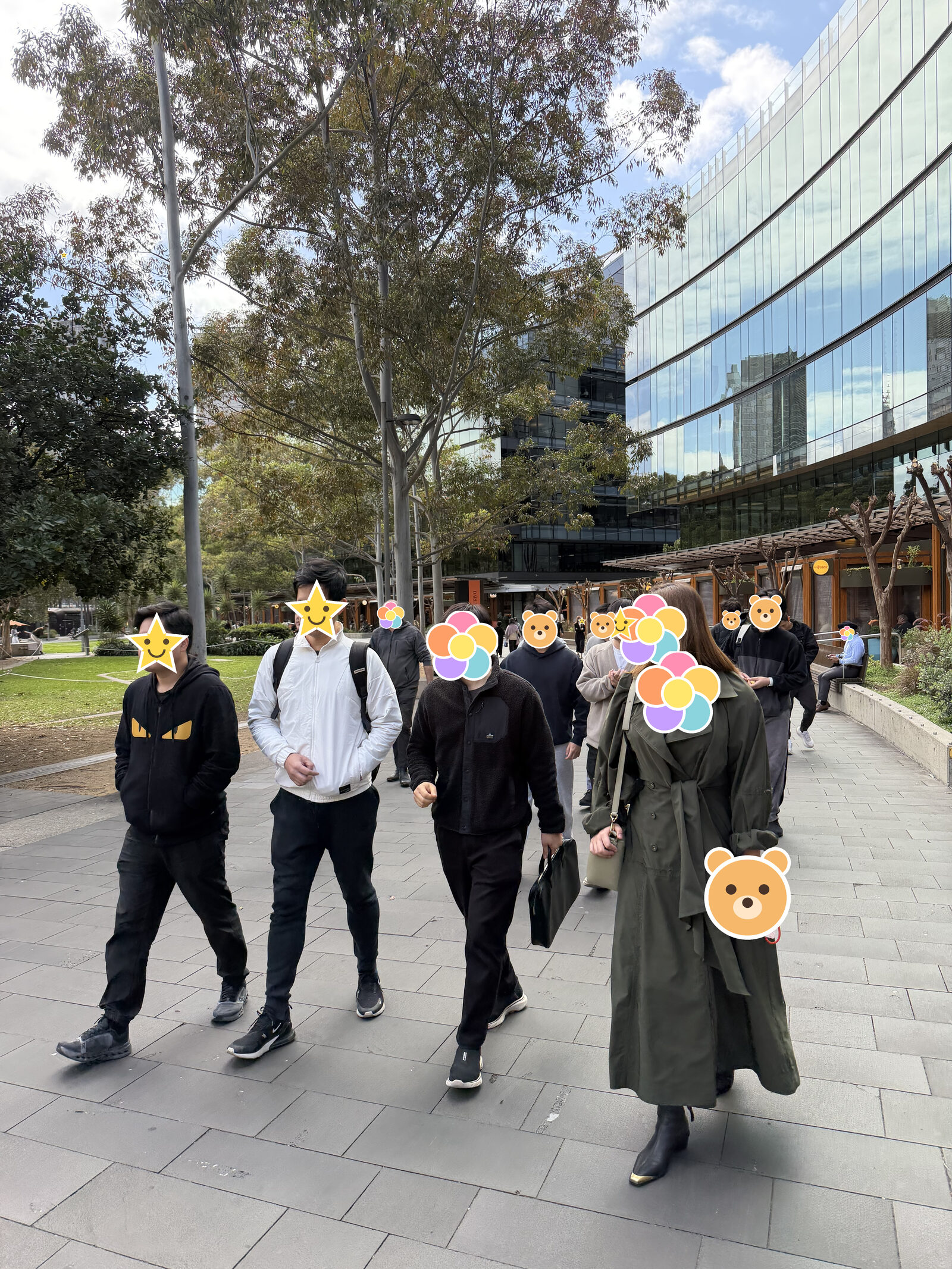 同一群人走在路上,去吃午饭