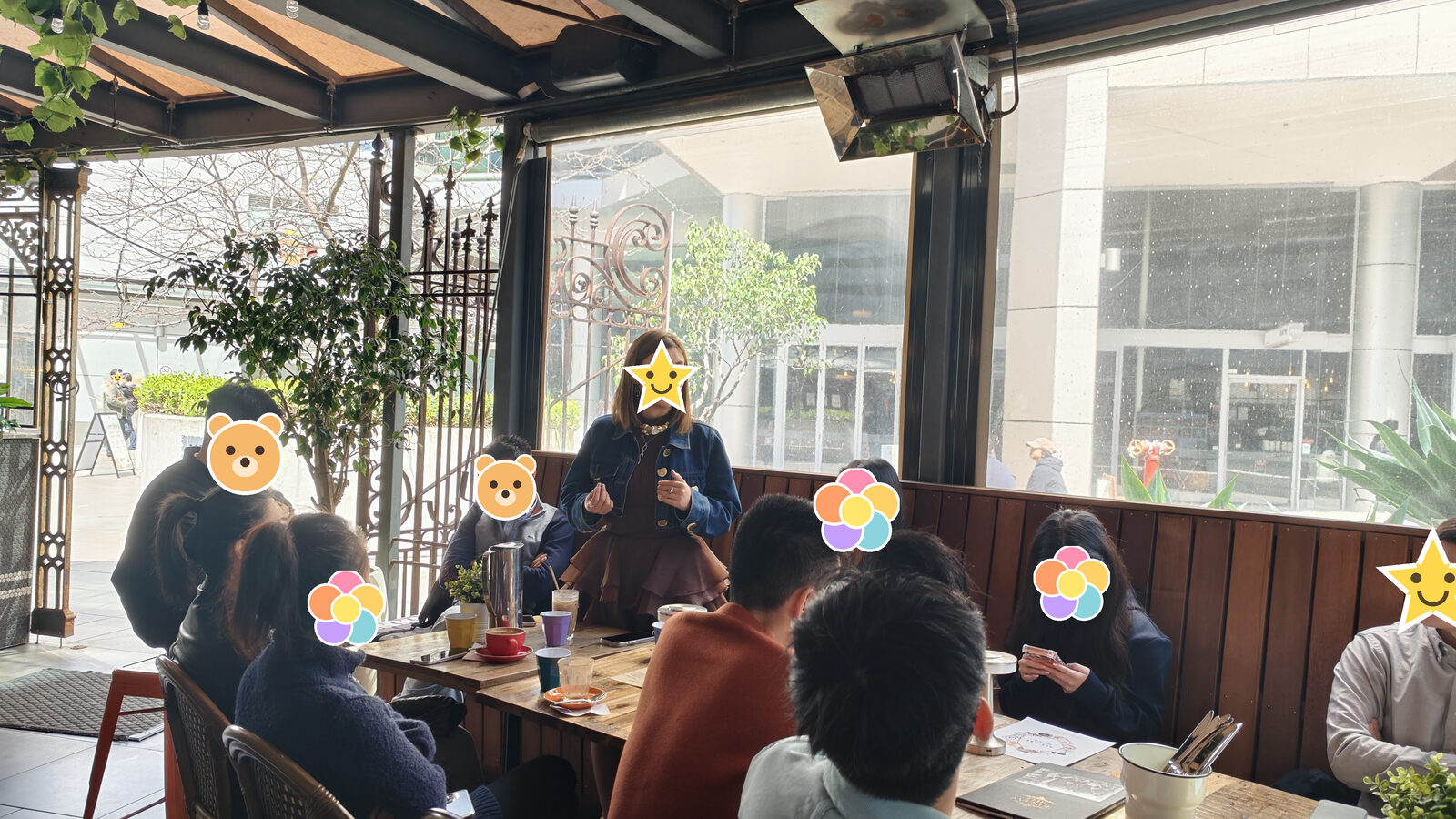 一个人站起来讲话,全桌的人都转过去看她