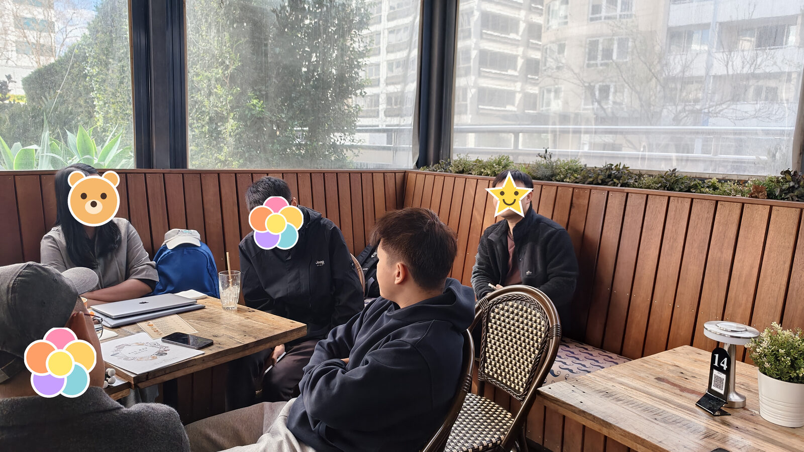 角落的小桌,四个人围着一台电脑聊