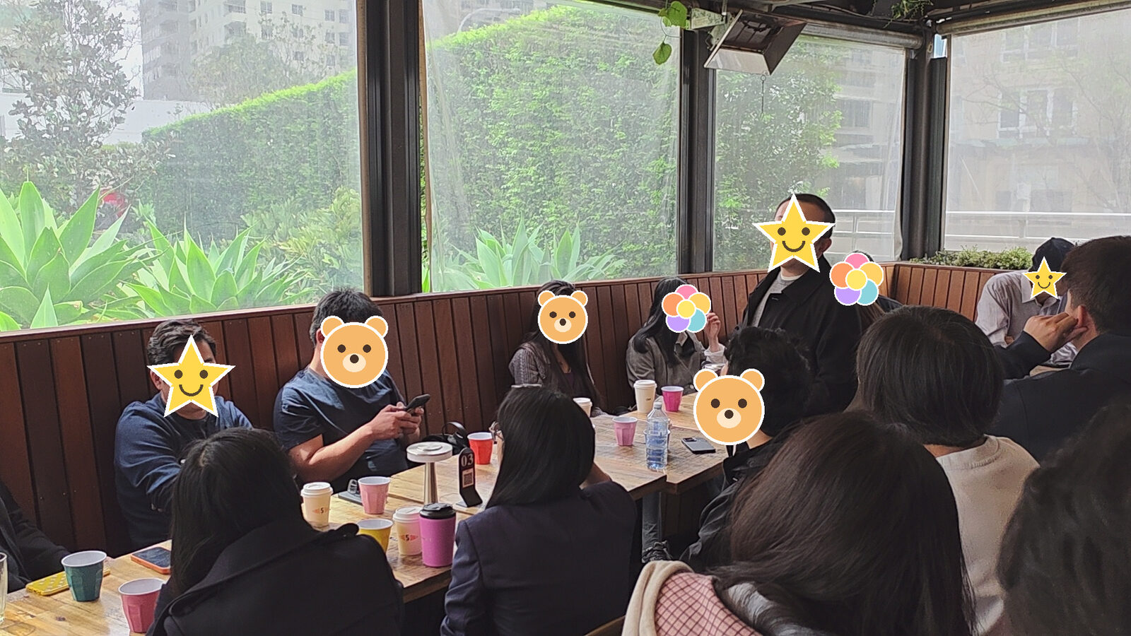 问答的时候，对面有人站起来讲，一桌人拿着杯子转过去看，窗外一片绿